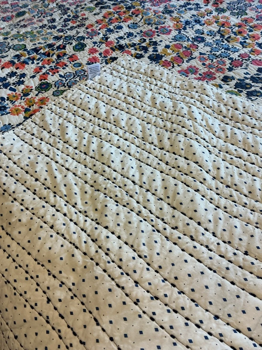 VERA BRADLEY QUEEN SIZE QUILT/2 SHAMS - Picture 3 of 4